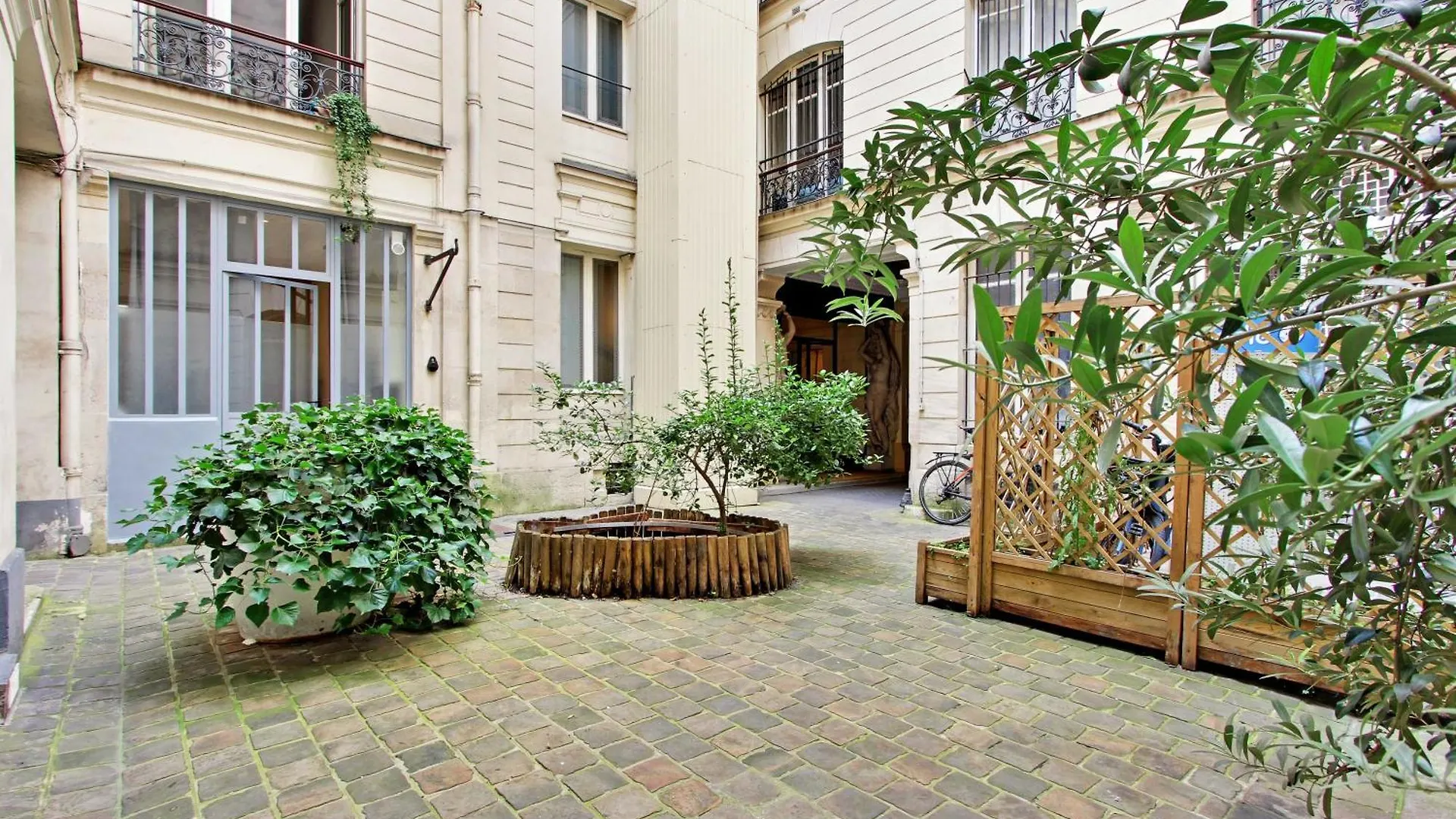 Au Coeur De La Vie Parisienne Paris